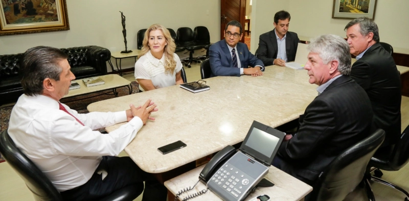 Representantes do Sul se re&uacute;nem com o presidente da Alesc
