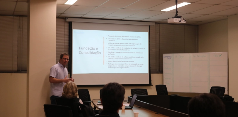 Trajet&oacute;ria da Gabriella Revestimentos Cer&acirc;micos &eacute; apresentada a diretores da Acic