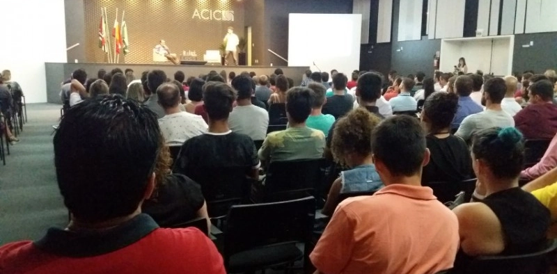 Vale do Carbono re&uacute;ne mais de 200 jovens empreendedores na ACIC