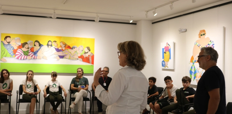 Visita a galeria de arte da Acic instiga curiosidade de estudantes da Satc