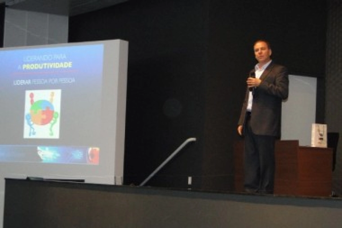 Palestra Alfredo Rocha lota auditório - ACIC - [...]