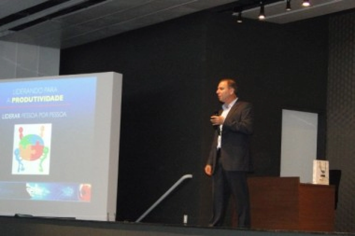 Palestra Alfredo Rocha lota auditório - ACIC - [...]